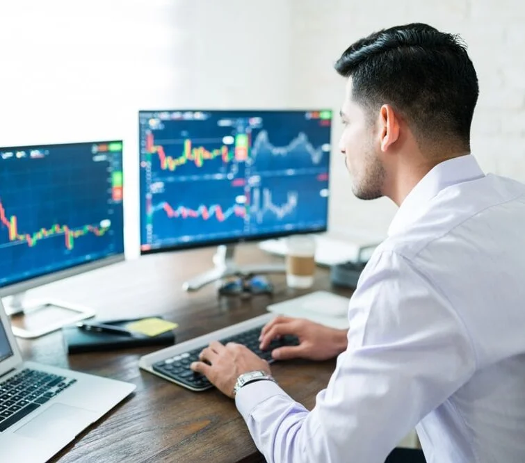 Een man achter de computer analyseert grafieken